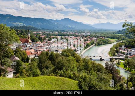 Vista dalla collina del Calvario su Bad Toelz e sul fiume Isar, alta Baviera, Germania Foto Stock