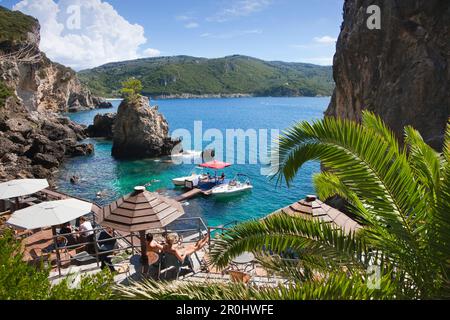 Gite in barca presso la Grotta Bay, vicino a Paleokastritsa, isola di Corfu, isole Ionie, Grecia Foto Stock