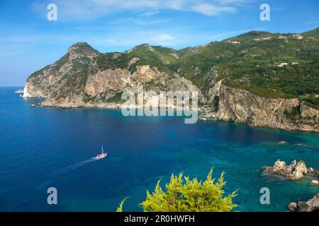 Vista dal monastero di Panagia Theotokou sulla baia di Paleokastritsa, l'isola di Corfù, le isole ioniche, la Grecia Foto Stock