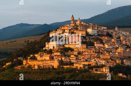 Trevi, antica cittadina sul fianco del Monte Serano, Valle Umbra, San Francesco d'Assisi, Via Francigena di San Francesco, San Francis Way, Trevi, prov Foto Stock