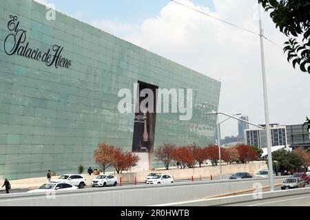 San Pedro Garza Garcia 29 agosto 2022: Grande magazzino El Palacio de Hierro sulla strada della città Foto Stock