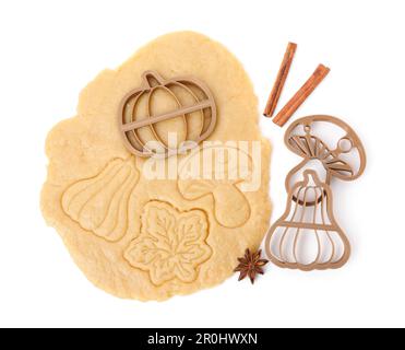 Frese per biscotti, spezie e pasta su sfondo bianco, vista dall'alto Foto Stock