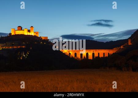 Rocca Albornoziana, fortezza cardinale del 14th. Secolo, museo e Ponte delle Torri, acquedotto medievale del 13th. Secolo, Spoleto, Val Foto Stock