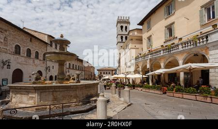 Fontana con leoni d'albero del 16th ° secolo, Piazza del comune, Assisi, Patrimonio dell'Umanità dell'UNESCO, San Francesco d'Assisi, Via Francige Foto Stock