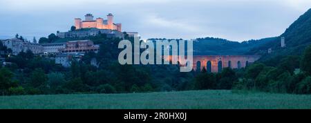 Rocca Albornoziana, fortezza cardinale del 14th. Secolo, museo e Ponte delle Torri, acquedotto medievale del 13th. Secolo, Spoleto, Val Foto Stock