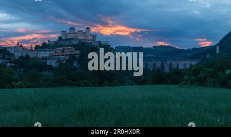 Rocca Albornoziana, fortezza del cardinale, 14th. Secolo, museo, Ponte delle Torri, acquedotto medievale, 13th. Secolo, approvvigionamento idrico, Spoleto, città, Vall Foto Stock