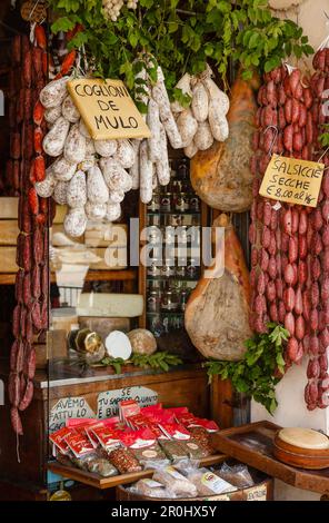 Salumi e prosciutto in un negozio di gastronomia, Norcineria, Valnerina, valle del fiume Nera, Nurcia, Norcia, provincia di Perugia, Umbria, Italia, Europa Foto Stock