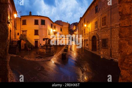 Piazza della Repubblica con fontana, vicolo nel comune di Bomarzo, collina, provincia di Viterbo, Lazio, Italia, Europa Foto Stock