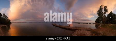 Pontile in riva al lago, nuvole al tramonto, Castiglione del Lago, Lago Trasimeno, provincia di Perugia, Umbria, Italia, Europa Foto Stock