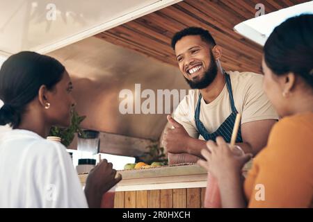 Spero che abbiate una grande giornata. due amici che parlano con il proprietario di un camion di cibo mentre comprano i frullati. Foto Stock