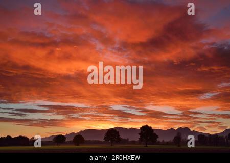 L'umore delle nuvole sopra la gamma di Chiemgau con Kampenwand, Hochries, Spitzstein e Heuberg, Bad Feilnbach, alta Baviera, Baviera, Germania Foto Stock