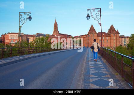 Vista a Montauban con Musée Ingres, Église Saint-Jacques e Pont Vieux, Tarn, Dipartimento Tarn-et-Garonne, Regione Aquitania, Francia, Europa Foto Stock