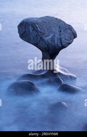 La roccia di Kannesteinen, a forma di fungo, sulla costa di Oppedal ...