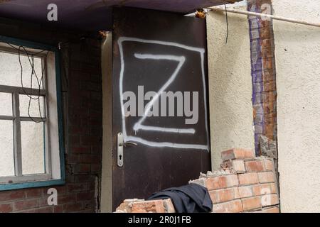 Ucraina. 08th maggio, 2023. Le truppe russe hanno lasciato il loro segno Z su una piccola casa residenziale distrutta durante l'invasione della Russia in Ucraina nel villaggio di Kamyanka visto nella regione di Kharkiv dell'Ucraina (Foto di Lev Radin/Pacific Press) Credit: Pacific Press Media Production Corp./Alamy Live News Foto Stock