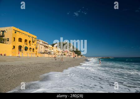 Spiaggia, Varigotti, Finale Ligure, in provincia di Savona Liguria, Italia Foto Stock