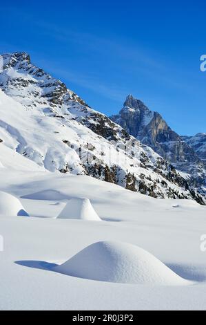 Massi innevati, Tribulaun sullo sfondo, Agglsspitze, Val Pflersch, Alpi Stubai, Alto Adige, Italia Foto Stock
