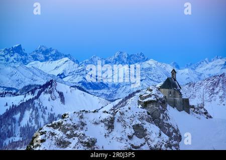 Wendelstein chiesa con gamma di Karwendel in background, Wendelstein, montagne Mangfall, Prealpi bavaresi, Alta Baviera, Germania Foto Stock