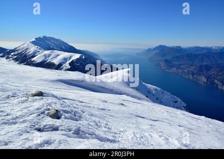 Vista dal Monte Baldo sul Lago di Garda, Monte Baldo, Monti del Garda, Trentino, Italia Foto Stock