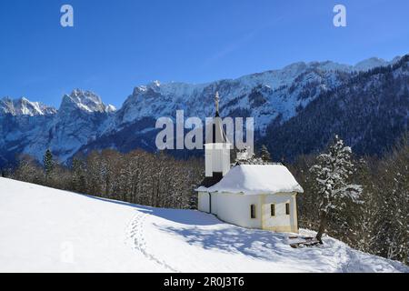 Coperto di neve e cappella di Sant'Antonio, Kaisertal, Wilder Kaiser, Kaiser montagne, Tirolo, Austria Foto Stock