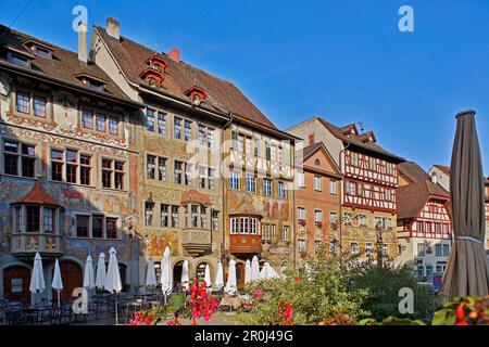 Finestre a golfo e dipinti murali sulle facciate delle case a Rathausplatz, la città vecchia di Stein, Stein am Rhein, Hochrhein, Untersee, Canton Schaffhause Foto Stock