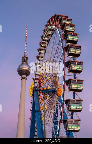 Ruota panoramica al mercatino di Natale di Alexander Square, Alexanderplatz, Berlino, Germania Foto Stock