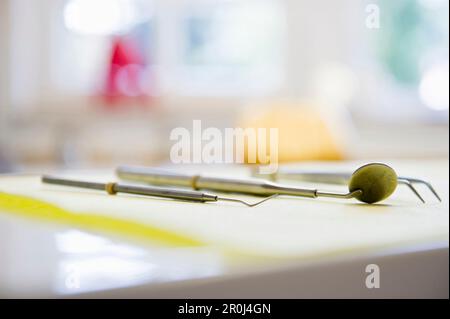 Attrezzi dentali in chirurgia odontoiatrica, Friburgo in Breisgau, Foresta Nera, Baden-Wuerttemberg, Germania Foto Stock