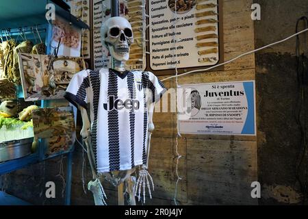 Napoli, Italia. 8th maggio, 2023. Uno scheletro che indossa una camicia Juventus, amaro avversario della SSC Napoli. Napoli campioni d'Italia.NAPOLI, ITALIA - MAGGIO 06: Il murale raffigurante Diego Armando Maradona nei quartieri Sapgnoli e bandiere, striscioni e nastri esposti a forcella per celebrare la vittoria della terza Serie A. Nelle strade del centro storico e nei vari quartieri di Napoli sono state allestite decorazioni, bandiere e striscioni che celebrano il campionato di calcio giocato dalla squadra allenata da Spalletti. Trentatré anni dopo l'ultimo dell'er di Diego Armando Maradona Foto Stock