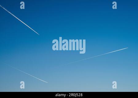 Tre aeroplani in un cielo blu chiaro che lascia tracce di condensa, Monaco, Baviera, Germania Foto Stock