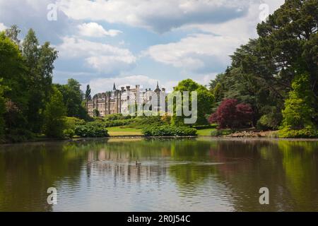 Vista su dieci piedi stagno per Sheffield Park House, Parco Giardino di Sheffield, East Sussex, Gran Bretagna Foto Stock