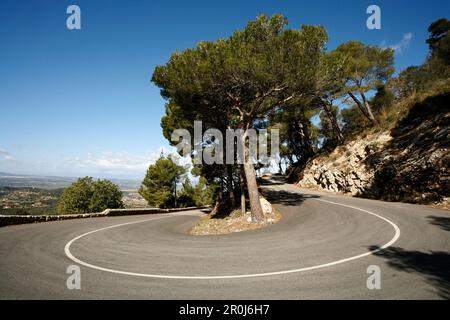 Strada a serpentina per Castell de Santueri, vicino a Felanitx, Maiorca, Isole Baleari, Spagna, Europa Foto Stock