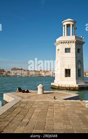 Piccolo faro all'ingresso della marina sull'isola di San Giorgo maggiore lungo Bacino di San Marco, Venezia, Veneto, Italia, Europa Foto Stock