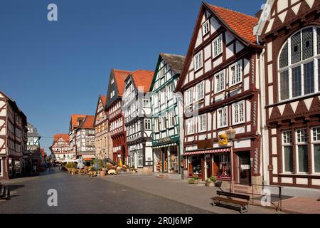 Case colorate a graticcio sulla piazza del mercato Marktplatz, Fritzlar, Assia, Germania, Europa Foto Stock