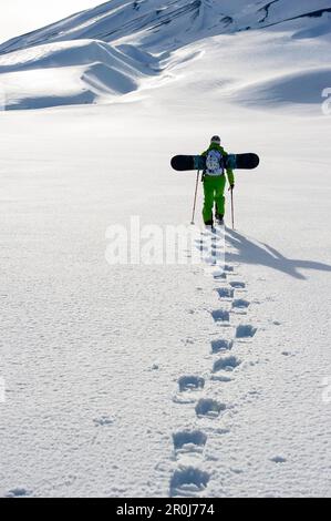 Snowboarder con racchette da neve ascendente, stazione sciistica di Corralco, Lonquimay, Araucania, Cile Foto Stock