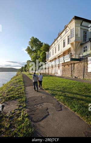 Hotel accanto al fiume Reno, Linz am Rhein, Renania-Palatinato, Germania Foto Stock