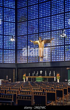 Gesù sulla croce di fronte alla facciata in vetro di colore blu nella chiesa commemorativa dell'imperatore Guglielmo a Kurfuerstendamm, Berlino, Germania Foto Stock