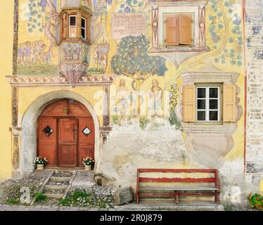 Casa Engadin Adam-und-Eva-Haus, Ardez, bassa Engadin, Canton Graubuenden, Svizzera Foto Stock