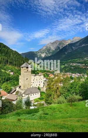 Landeck castello con Lechtal Alpi in background, Landeck, Tirolo, Austria Foto Stock