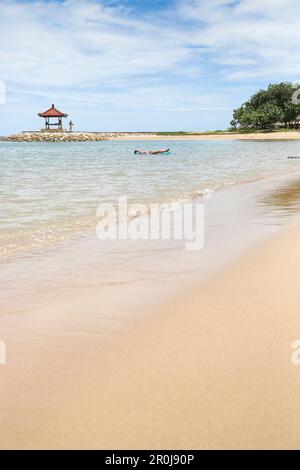 Piccolo tempio presso la spiaggia di Sanur, Denpasar, Bali, Indonesia Foto Stock