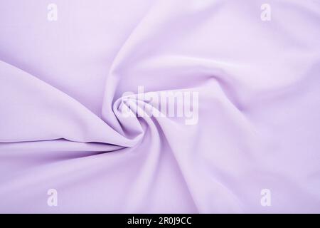 Tessuto satinato viola chiaro come sfondo. Sfondo elegante per il design. Foto Stock