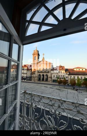 Vista da una finestra, Largo do Toural, Guimaraes, Minho, nord-ovest-Portogallo, Portogallo Foto Stock