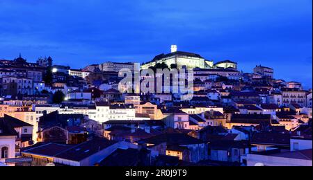 Vista verso la città vecchia di notte, Coimbra, Centro, Portogallo Foto Stock