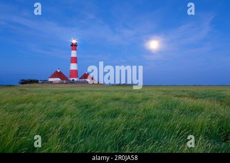 Faro di Westerhever a luna piena, faro di Westerhever, penisola di Eiderstedt, Schleswig-Holstein, Germania Foto Stock