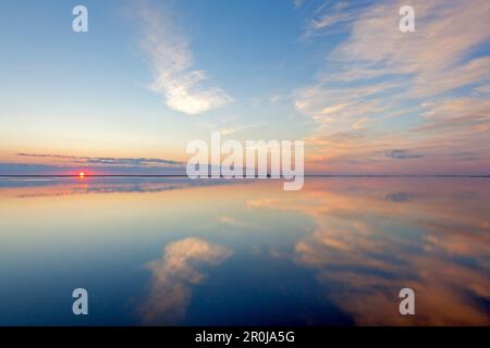 Sera nuvole riflettono in appartamenti vicino a Faro Westerhever, penisola di Eiderstedt, Schleswig-Holstein, Germania Foto Stock