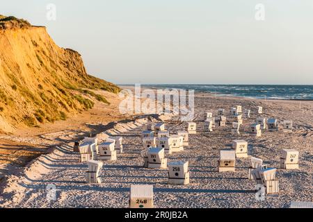 Sedie a sdraio in vimini sul tetto in spiaggia, Rotes Kliff, Kampen, Sylt, Schleswig-Holstein, Germania Foto Stock