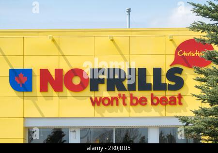 Okotoks, Alberta, Canada. 8 maggio 2023. Un primo piano di un cartello No Frills. Una catena canadese di supermercati discount, di proprietà di Loblaw Companies Foto Stock
