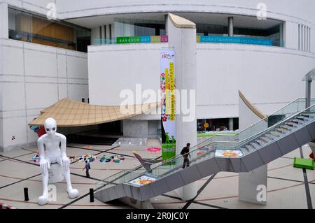 Una figura aliena al di fuori del Centro Cultura e Arti vicino a Piazza Siam. Bangkok, Thailandia. Foto Stock