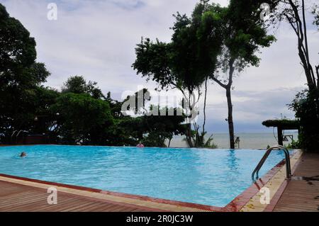 La bella piscina presso il resort Birds & Bees vicino a Pattaya, Thailandia. Foto Stock