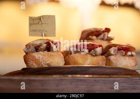 Cichetti, piccoli snack serviti nelle enoteche, gustosi antipasti veneziani individuali, cibo, Venezia, Italia Foto Stock