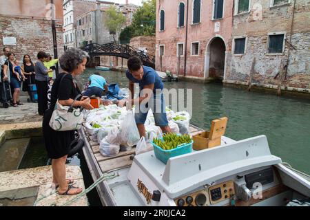 Sacchetti di verdure, ordini dall'isola di Sant'Erasmo, consegna in barca, i clienti ritirano i loro sacchetti di plastica, residenti, Venezia, laguna, Italia Foto Stock