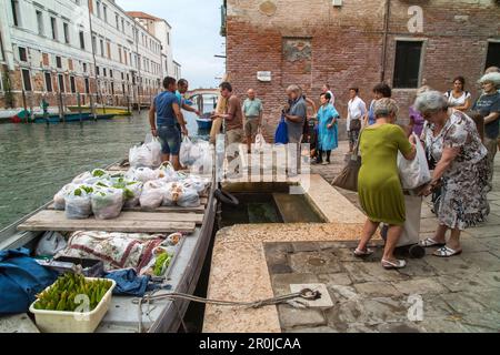 Sacchetti di verdure, ordini dall'isola di Sant'Erasmo, consegna in barca, i clienti ritirano i loro sacchetti di plastica, residenti, Venezia, laguna, Italia Foto Stock